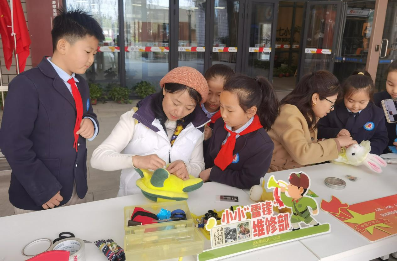 西安高新区第十七小学开展学雷锋主题教育活动_fororder_图片19