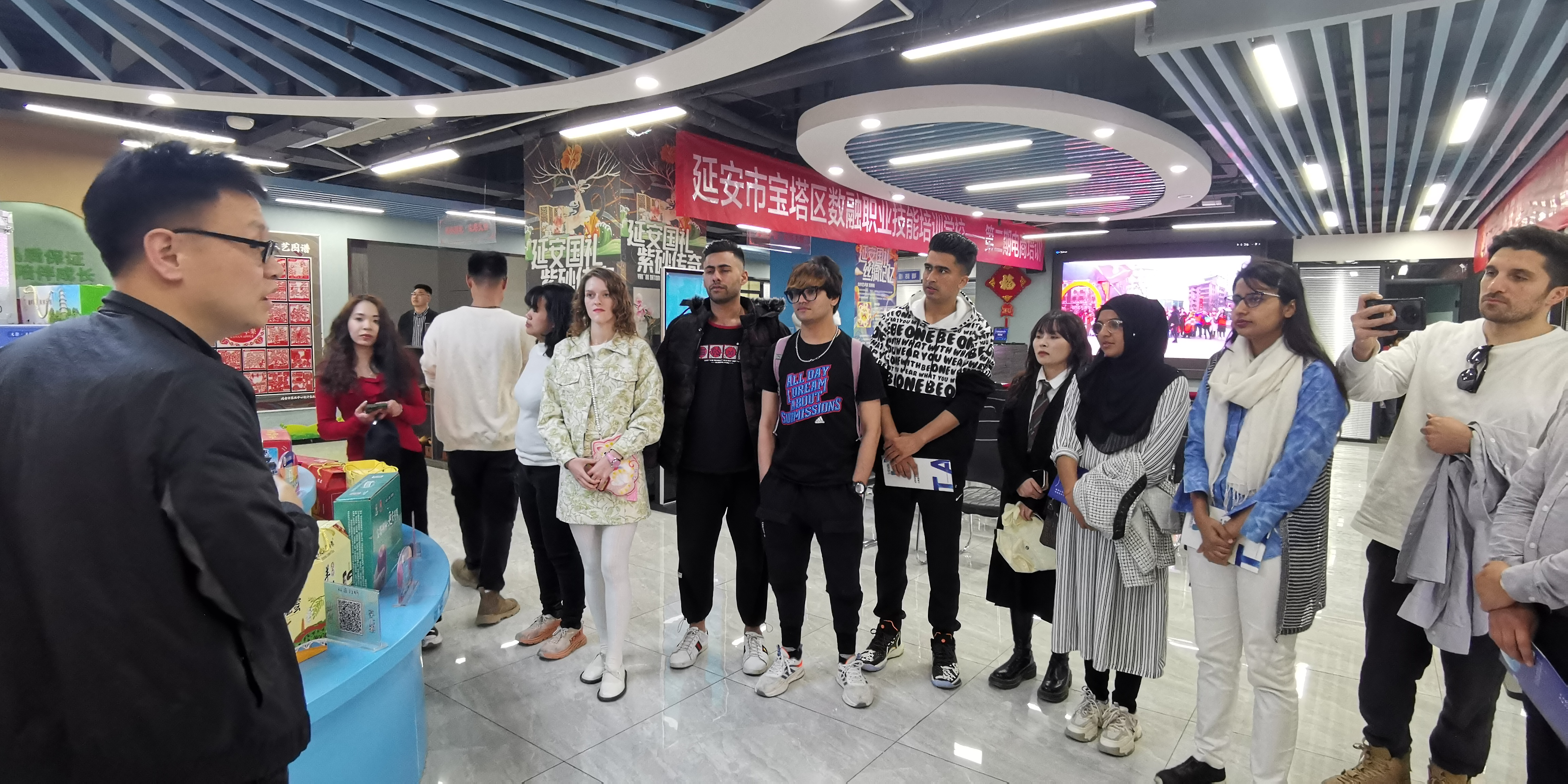 多国“Z世代”青年博主在宝塔区“直播带货”_fororder_图片52