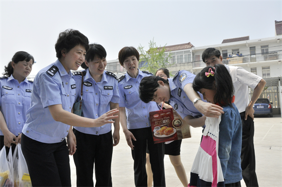 南通通州：“警察媽媽”20年如一日溫情呵護困難兒童_fororder_圖片 1