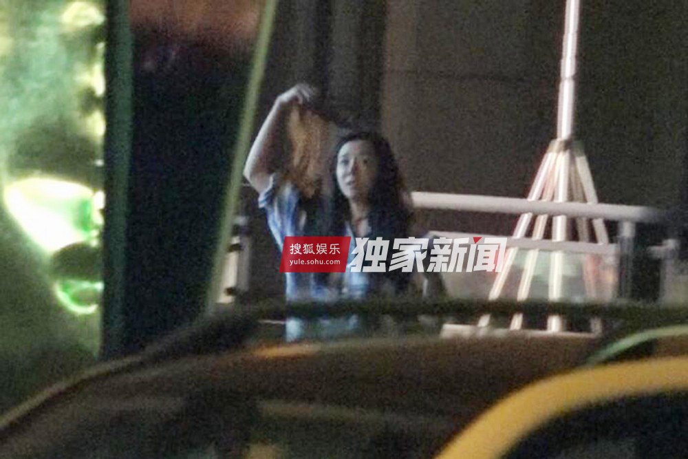 独家：周韦彤深夜超市购物 披头散发成表情包