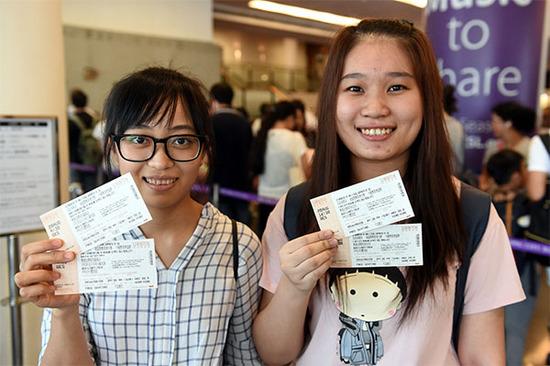 中国奥运金牌运动员将访港 香港市民通宵排队买票