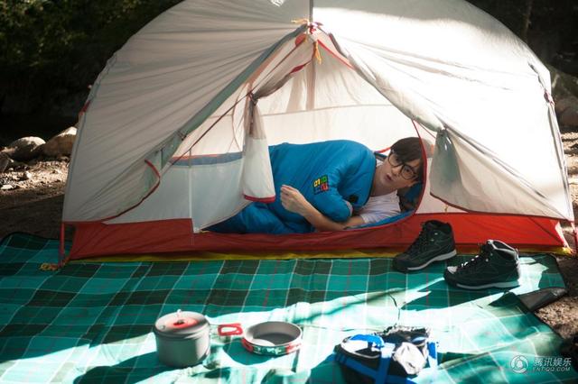 薛之谦荒野求生 挑战搭帐篷烧火做饭(组图)