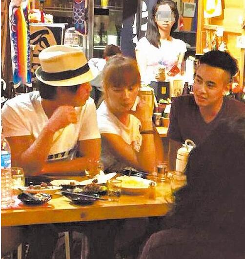 搭上嫩模与原配离婚，3年后却与前妻街头热吻…