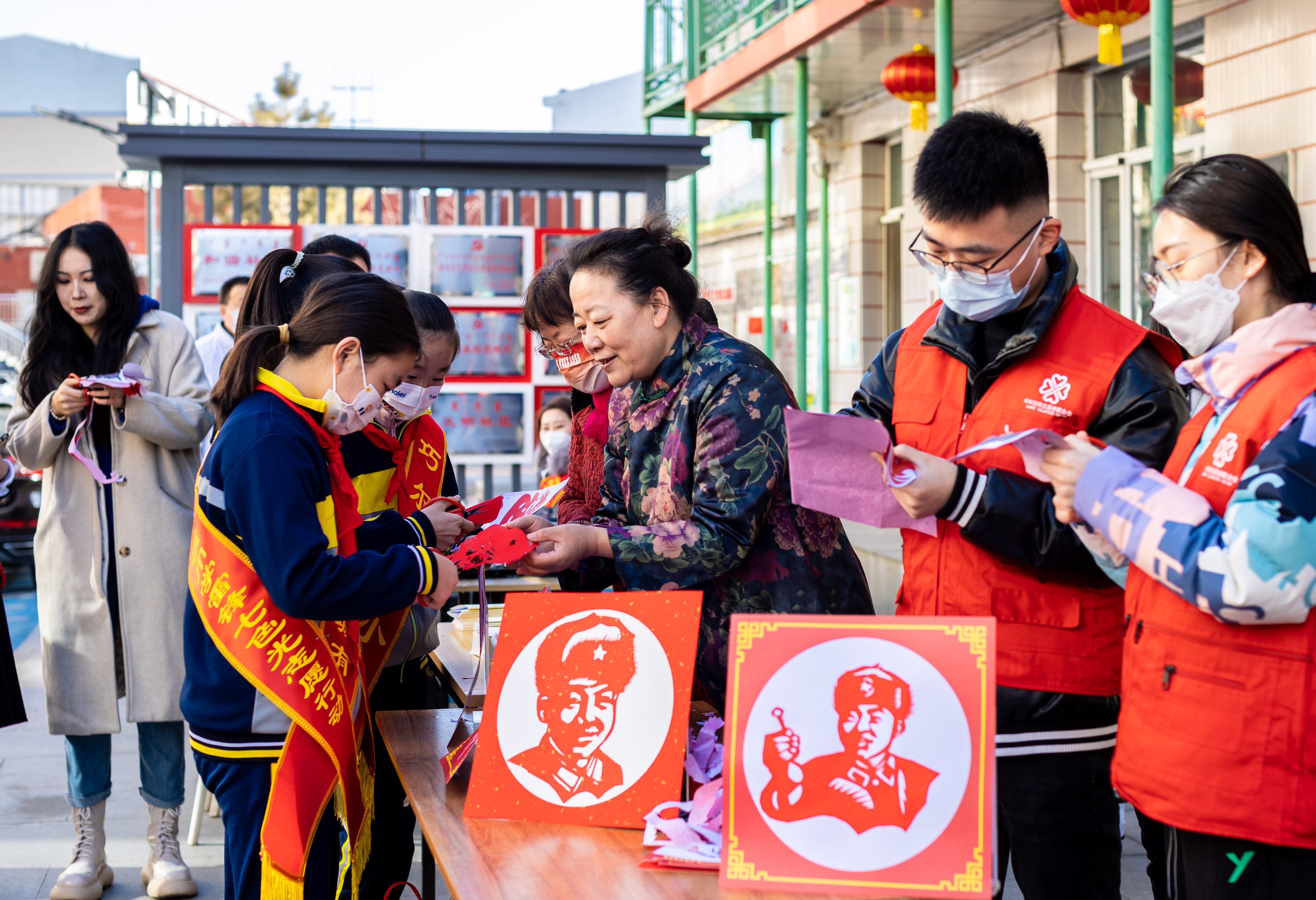 呼和浩特市玉泉區：尋雷鋒足跡 揚志願精神_fororder_1——2023年3月3日，呼和浩特市玉泉區清泉街社區志願者，非遺剪紙傳承人董存娥（ 右三）在教孩子們創作“雷鋒”剪紙作品。20230303-A01I3210