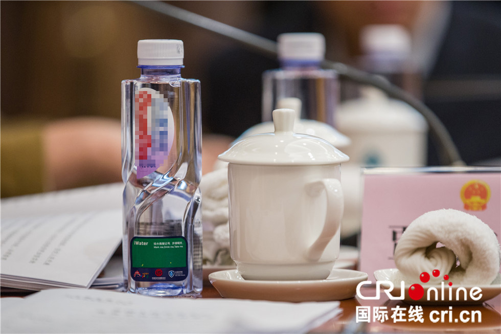 两会饮用水瓶贴上环保标签 做个记号请喝完