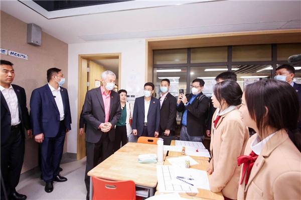 新加坡总理李显龙走访视察广州新侨学校