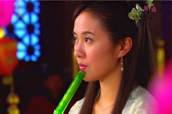 城楼之上卫夫人一袭华服安静的吹奏土埙,那模样端庄娴雅