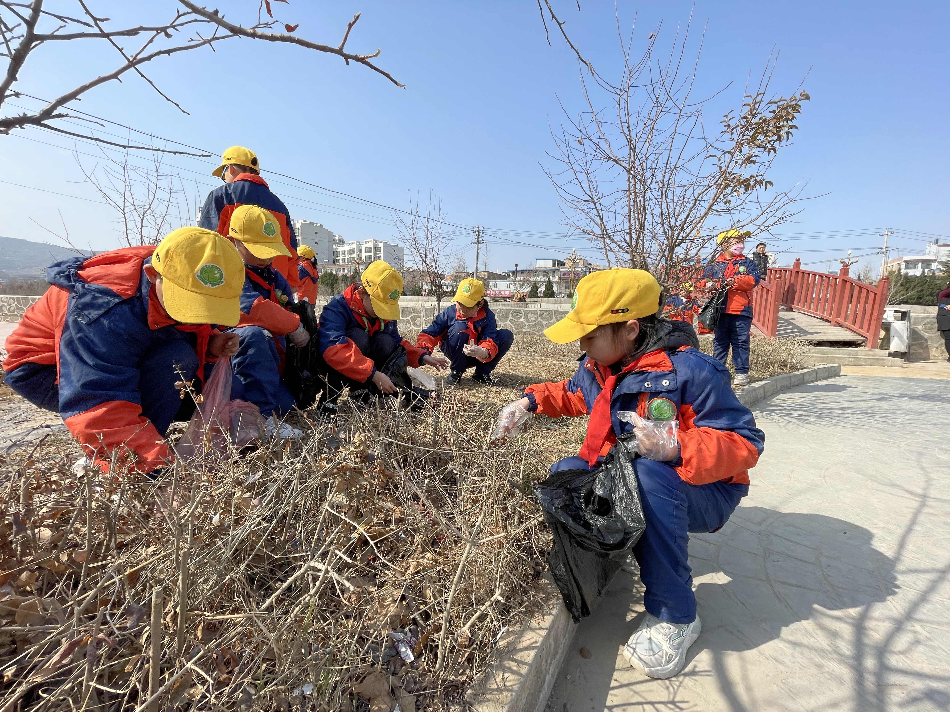 【原創】見行見效學雷鋒—天水市學校掀起學雷鋒活動新高潮_fororder_秦安縣第一小學葫蘆河公園衛生小衛士