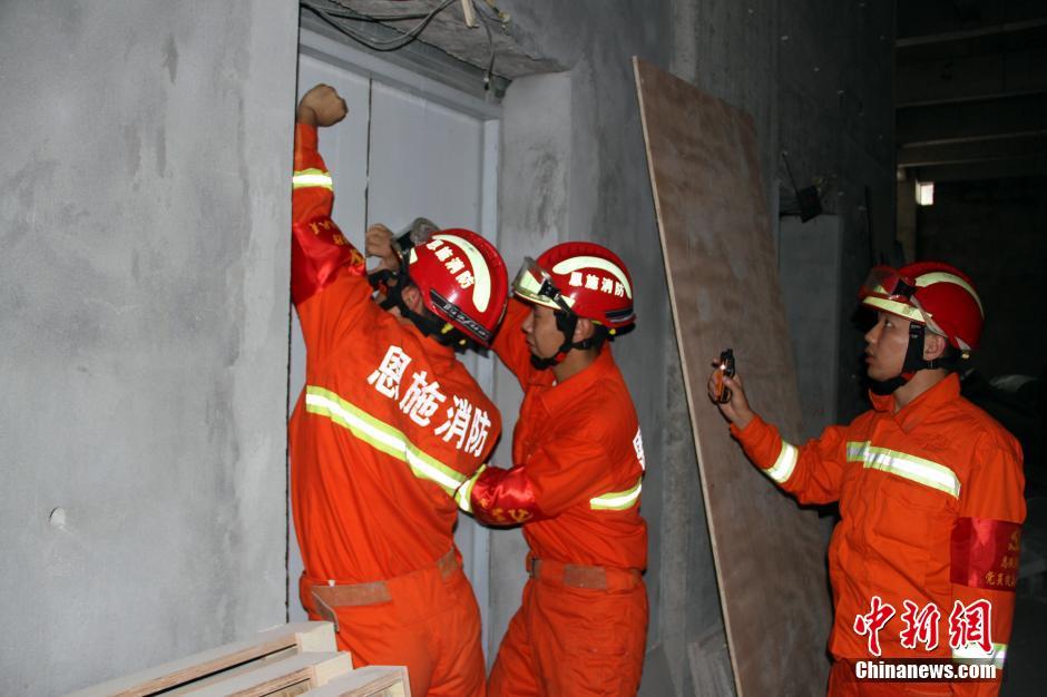 湖北14人被困酒店电梯 消防拆墙营救