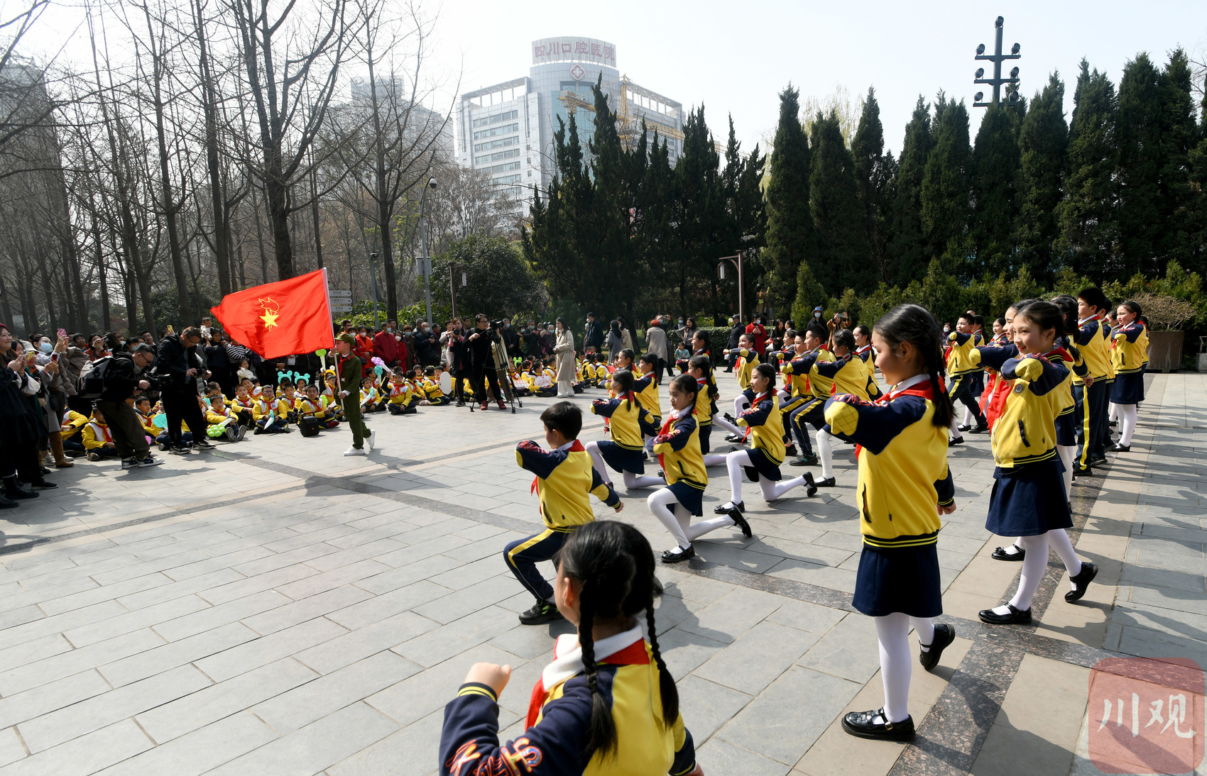 （转）学习雷锋好榜样！成都千名学生同唱一首歌