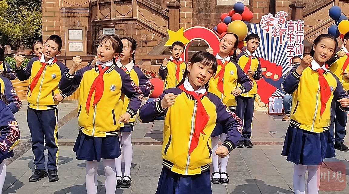 （转）学习雷锋好榜样！成都千名学生同唱一首歌