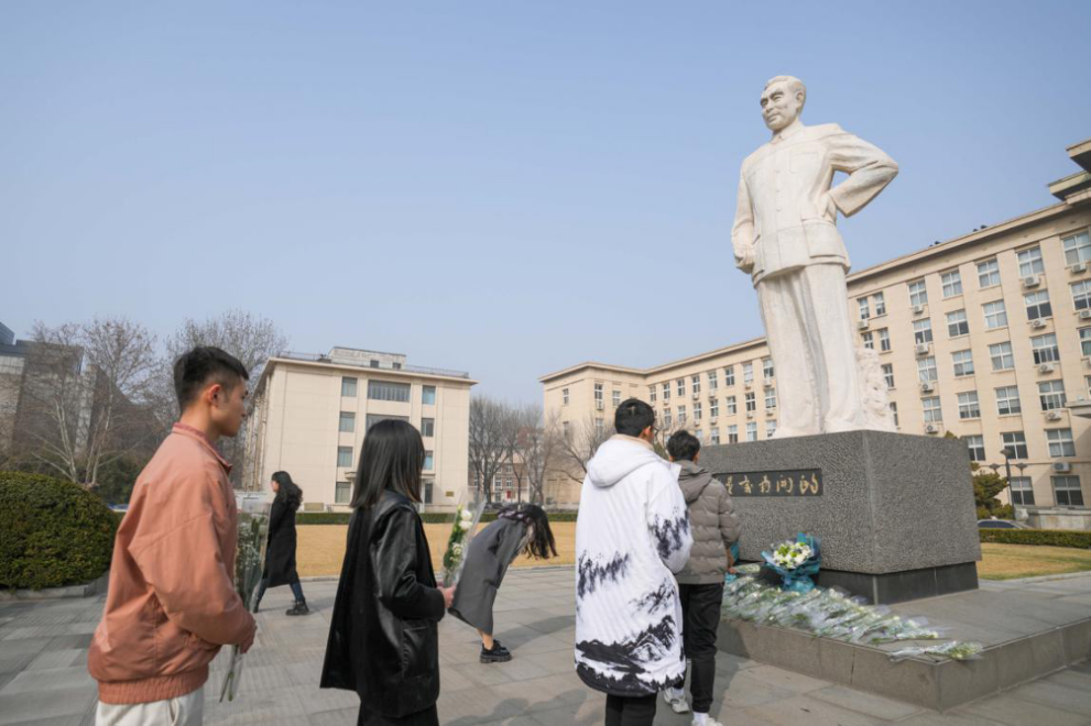 南开师生纪念杰出校友周恩来总理诞辰125周年_fororder_图片1