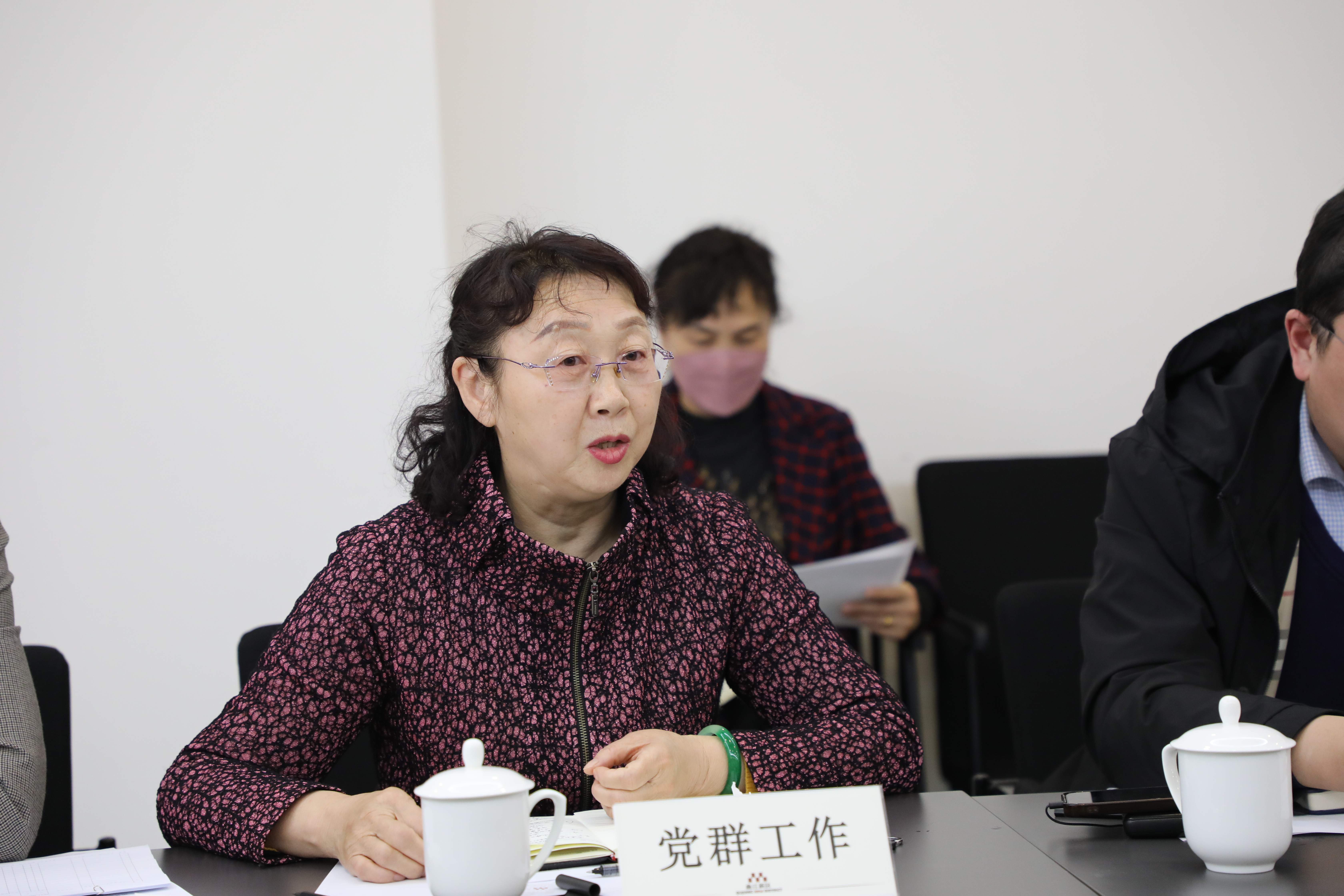 曲江新区举行政企品茗会 “一杯清茶”品出营商环境好味道_fororder_群团工作现场“答疑”.JPG