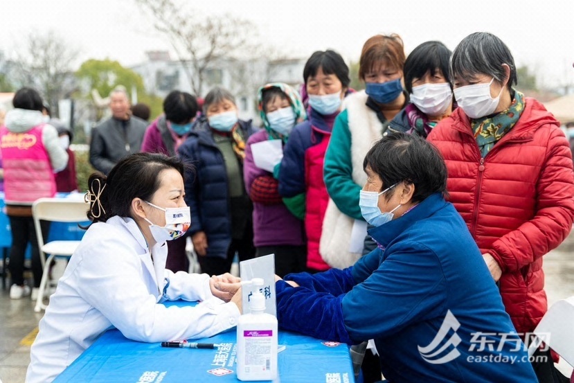 【区县新闻】上海西郊家园核酸亭变身“云医管” 便民服务站