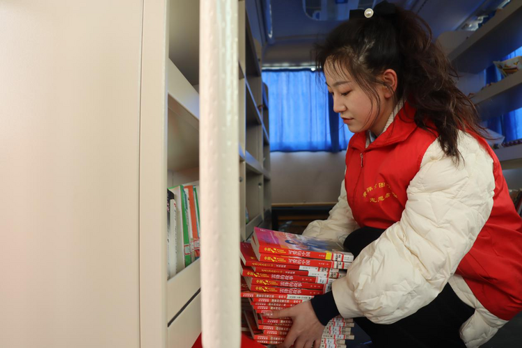 沧州渤海新区黄骅市志愿者在图书车上搬运书籍 摄影 张美静沧州渤海