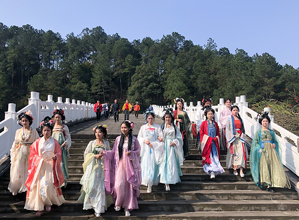 自贡市第二十三届自流井·尖山桃花会举行_fororder_3尖山古风游（摄影-冯常英）