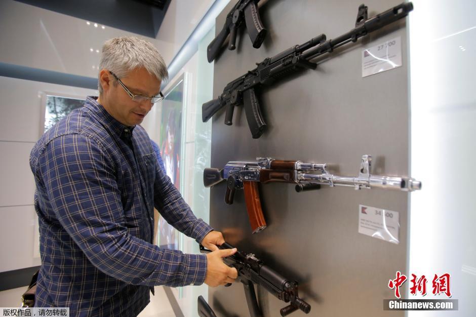 莫斯科机场开“AK-47”纪念品店 旅客可登机前购买