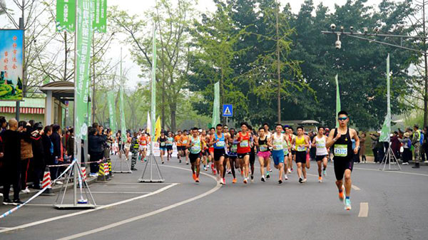 （張）樂山：犍為“半馬”激情開跑 5300余名跑友穿越“中國茉莉之鄉”_fororder_<span class=