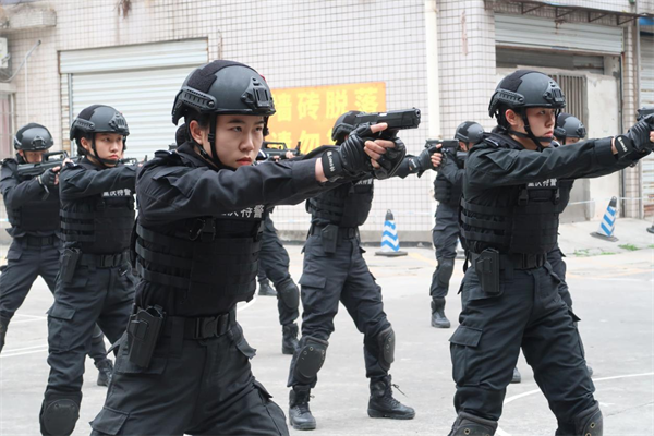 巾帼风采 重庆警方开展女子特警实战大比武_fororder_图片1