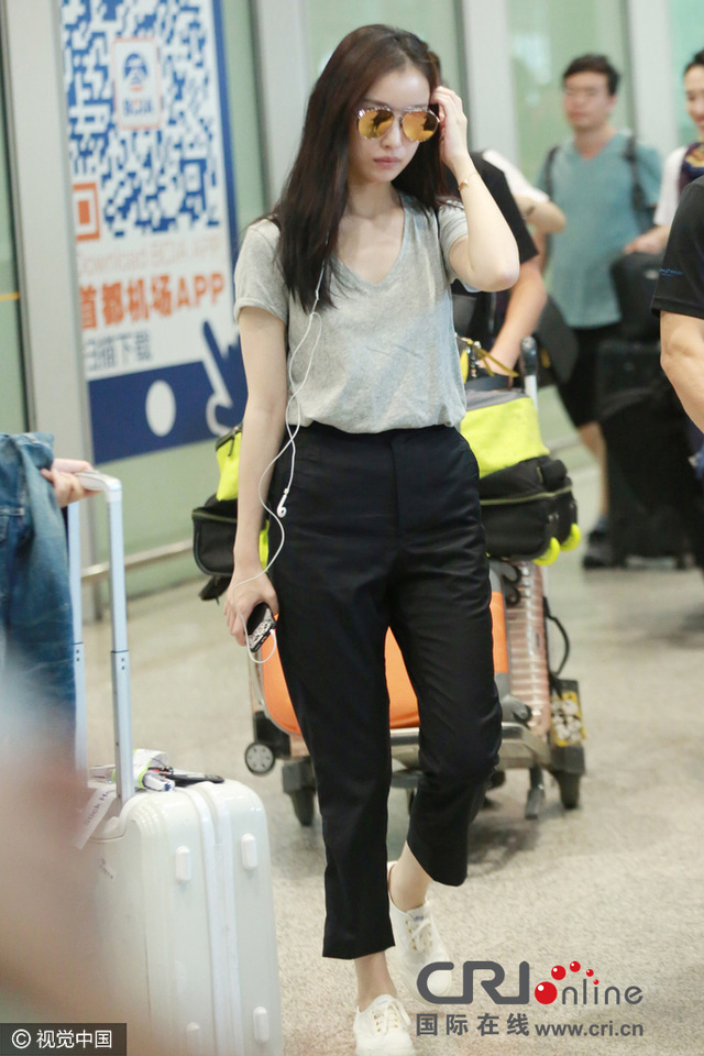 倪妮宽松t吊腿裤简单随性嫩白好肤质长腿吸睛