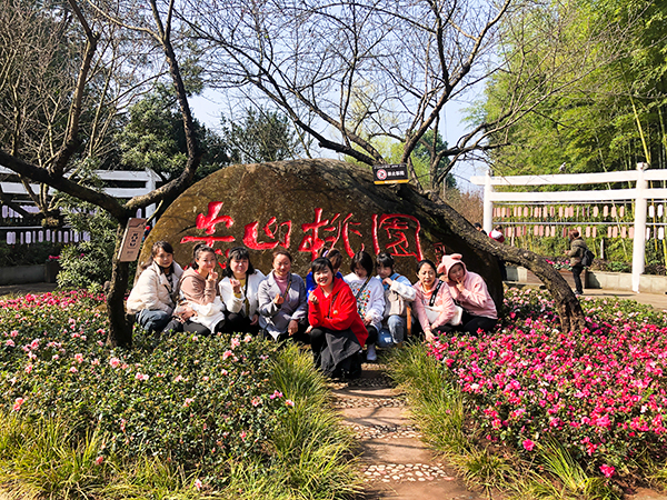 自贡市第二十三届自流井·尖山桃花会举行_fororder_5游客拍照留念（摄影-冯常英）