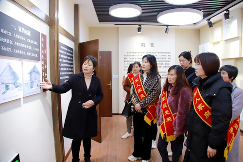 宜宾市南溪区：共庆“三八”节 情暖军属心_fororder_参观巴蜀家风馆-摄影-李梅