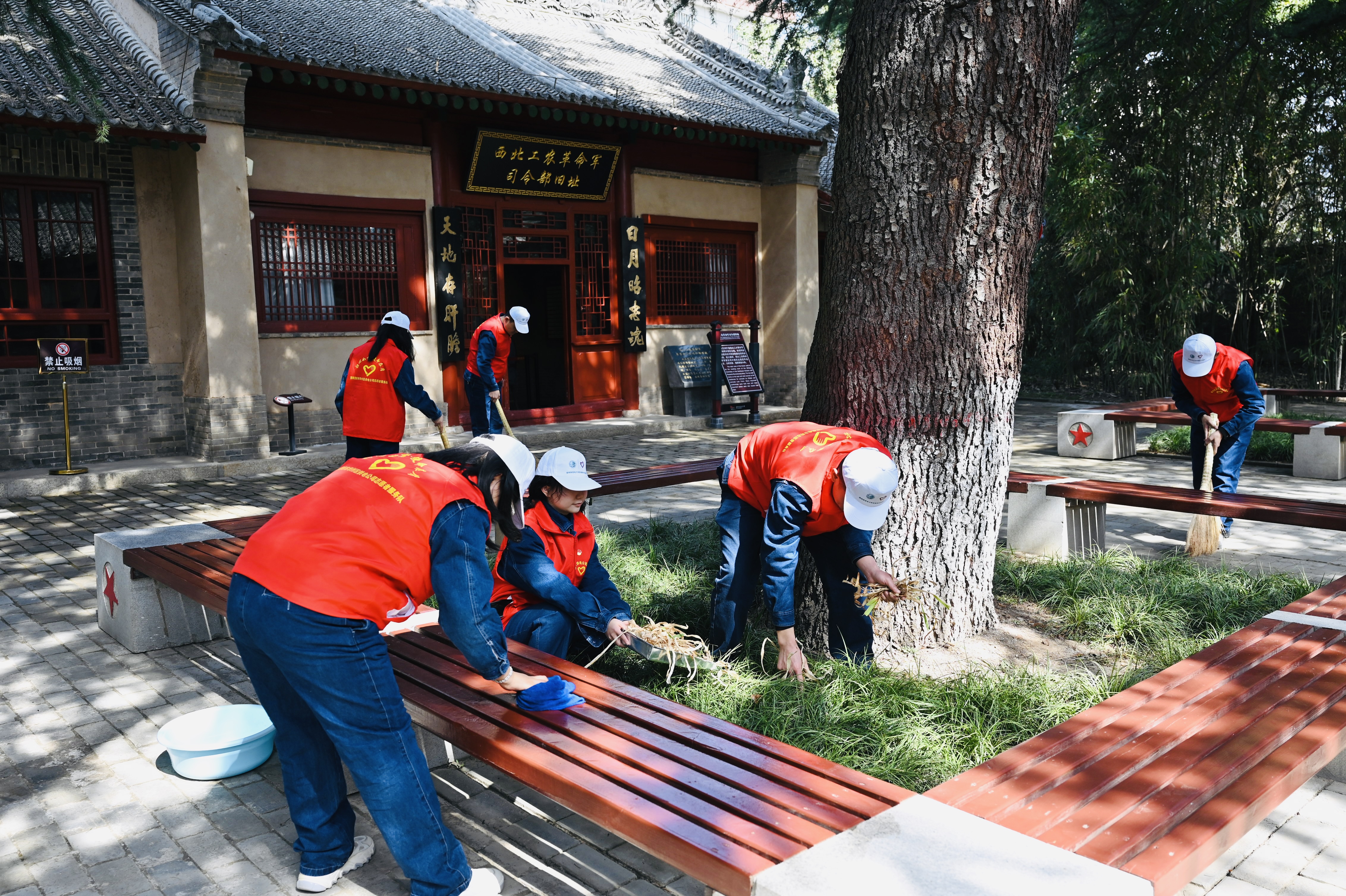 学习雷锋好榜样 “电力雷锋”在行动_fororder_国网陕西电力员工前往红色教育基地打扫卫生