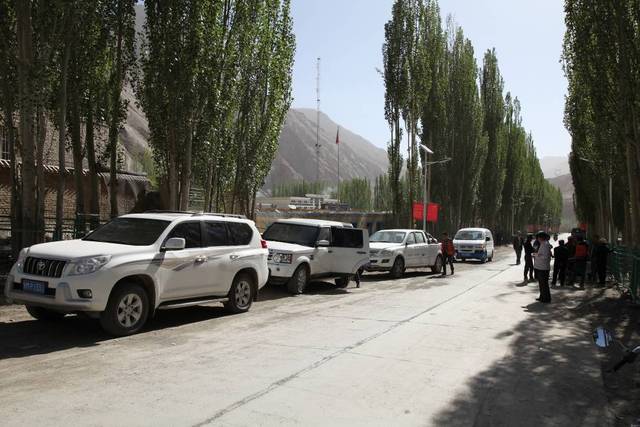 "恰尔隆"系突厥语,意为"群山汇集之处",因这里是四条山沟的汇合处而