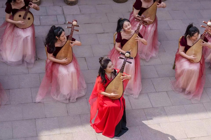 云上春至，琴声惊蛰