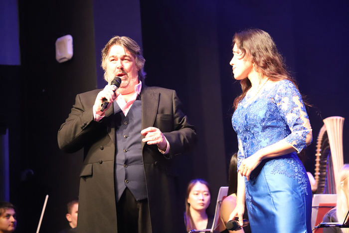 图片默认标题_fororder_中英歌唱家在晚会上同台献艺