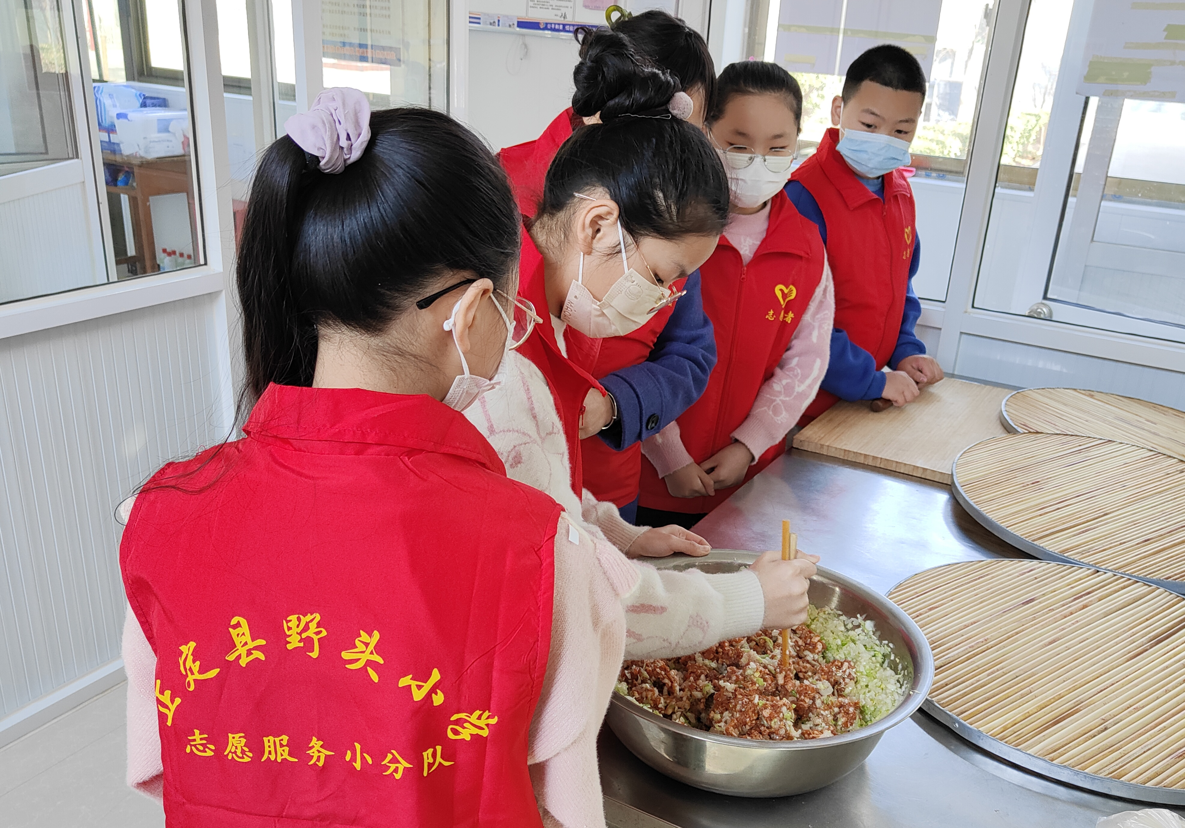 （原创）石家庄市正定县野头小学开展“学雷锋 送温暖 关爱孤寡老人”献爱心活动_fororder_图片1