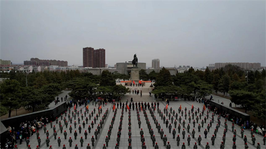 缅怀英烈 锦州军分区与全国国防教育示范学校共同开展清明祭扫活动_fororder_图片1