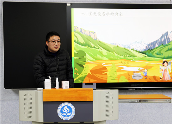 河南南陽：野生動植物保護宣傳走進大學校園_fororder_科普人員講解寶天曼名字的由來 攝影 劉曉靜