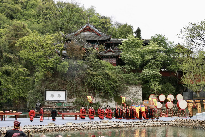 成都都江堰：外国使领团穿汉服 观古法放水 体验治水文化_fororder_2023都江堰放水节现场 摄影 杨雯涵