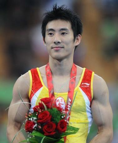 在各类世界比赛中,李小鹏超越了"体操王子"李宁,成为中国体操史上获得