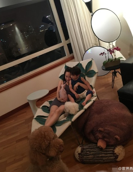 霍思燕抱着嗯哼看动画片 家里宠物集体作陪