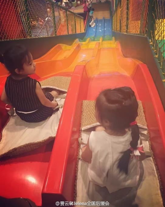 组图：甜馨与闺蜜一起玩耍 长开了变漂亮了_娱乐_腾讯网