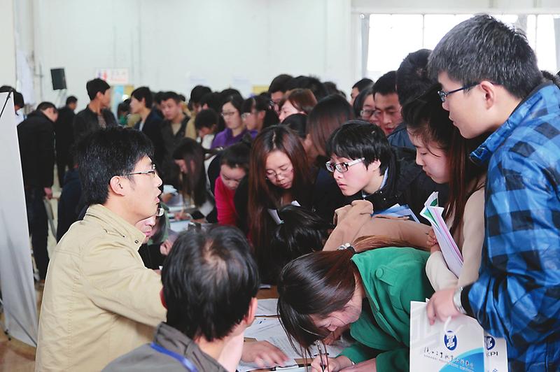 在陕西工业职业技术学院的校园就业洽谈会上，毕业生们正在和用人单位工作人员进行交流。 本报通讯员 王伟摄_fororder_e4b5b345533db68c6e4c7e930a17003b_img_182_1120_346_231