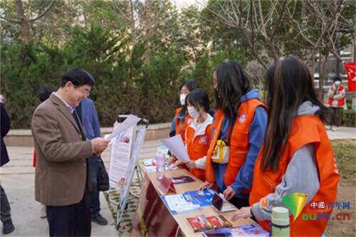 （轉載）西安培華學院開展“學雷鋒”進社區志願服務活動