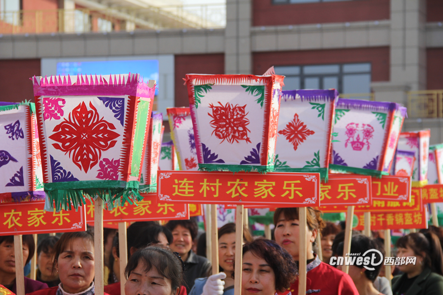 【地市 显示图和摘要在稿件下方】凤翔槐原古朴"排灯会"点亮 壮观场面吸引万人观看