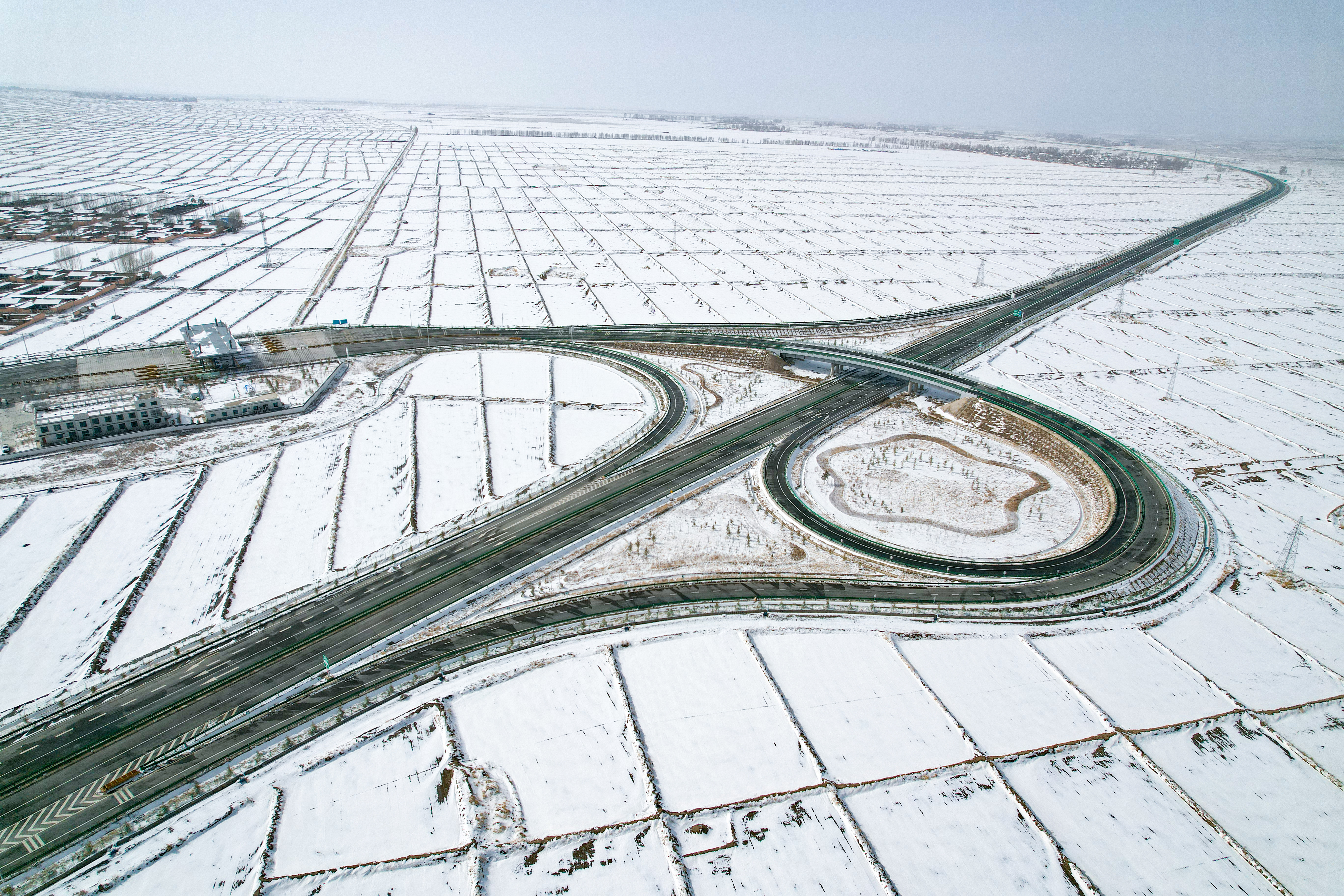 【原創】【輪播】張掖民樂縣：春雪之後 民樂大地銀裝素裹_fororder_春雪過後，民樂大地銀裝素裹，位於縣城西邊的張扁高速穿梭其間，震撼感十足。陳思宏攝