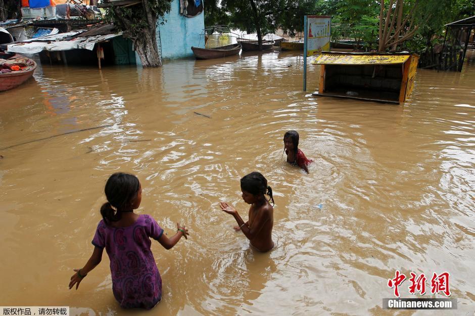 印度遭洪水肆虐 村庄被淹