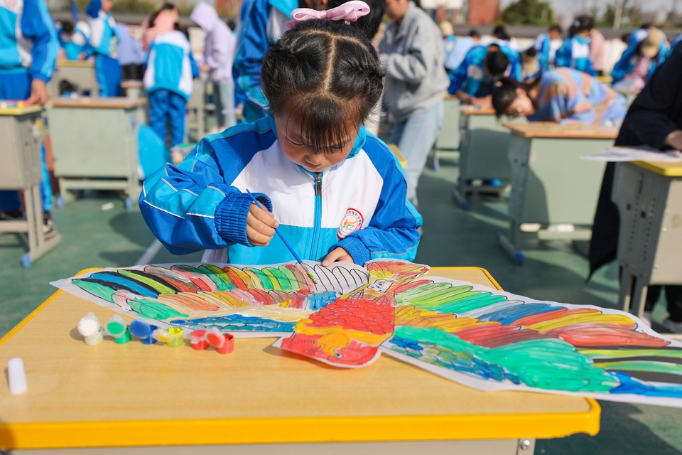 河南開封：製作風箏 感受傳統文化魅力