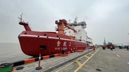 【原创】“双龙”成功靠泊 上海边检靠前服务安全护航