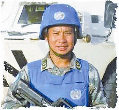 中国士兵苏丹修路遭炮袭 驾驶室玻璃被震碎