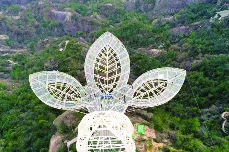 湖南“悬崖天眼”被认证为世界上最大的三叶草玻璃高空观景平台_fororder_1