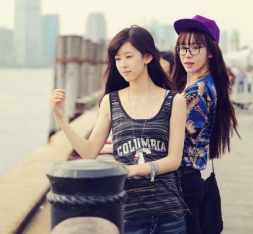 奶茶妹妹留学照曝光美出新高度 但还是输给了旁边的闺蜜