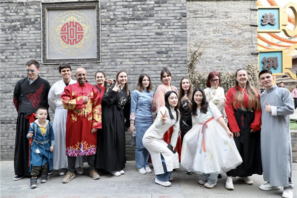 Overseas Internet Influencers and Youths of the Belt and Road Have Immersive Trip in Shenyang's Laobeishi Pedestrian Street_fororder_辽宁2