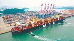 全球最大集装箱船舶靠泊厦门港