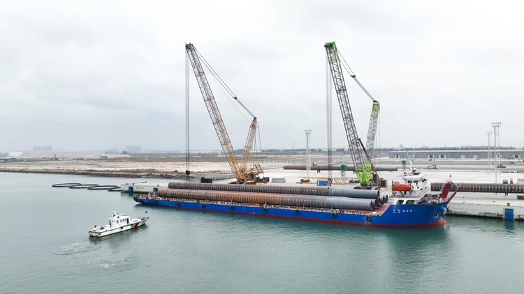 广西钦州港重大件风电设备首次实现海运出港_fororder_图片54